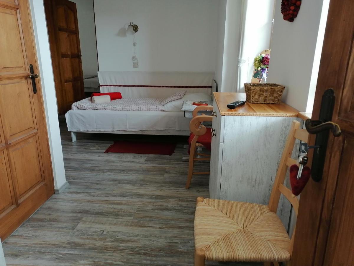 Mives Vendeghaz Ξενοδοχείο Pogány Εξωτερικό φωτογραφία