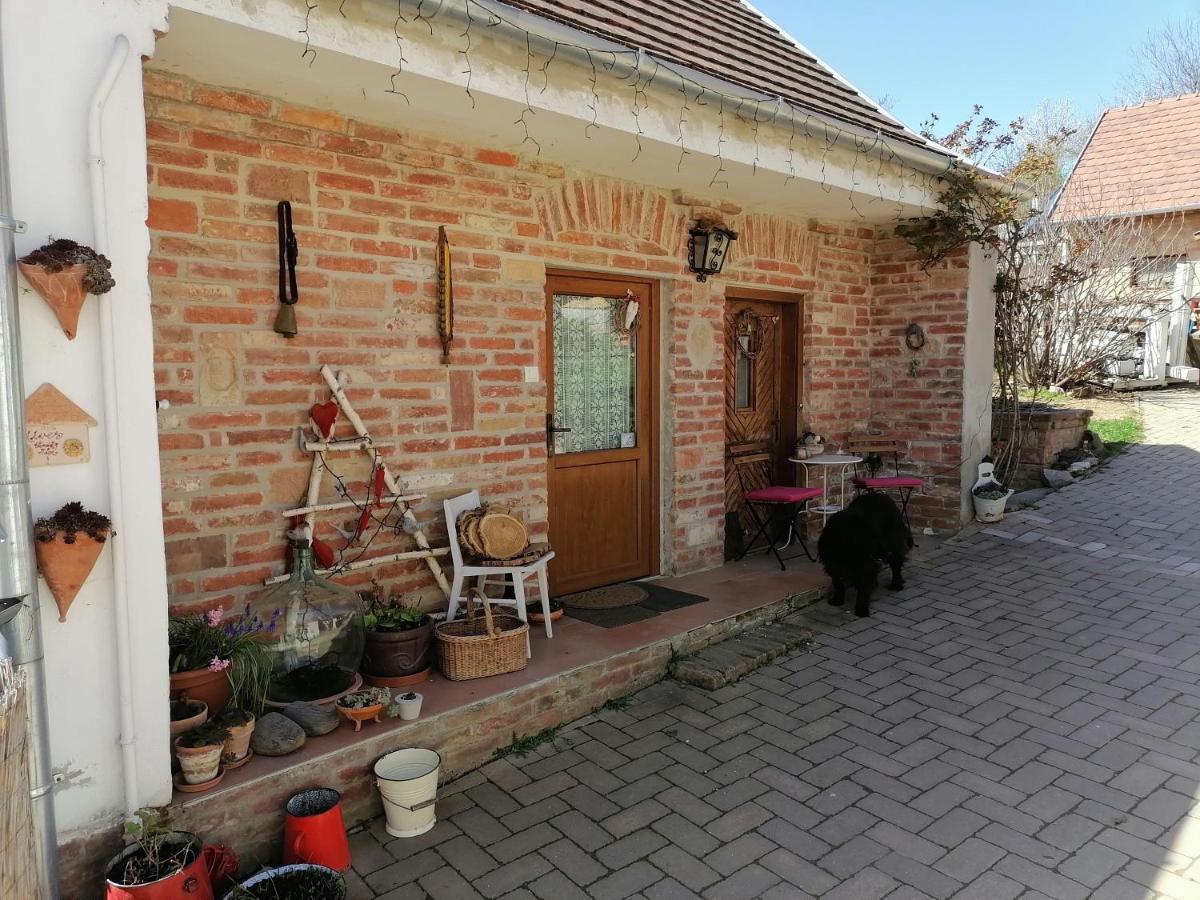 Mives Vendeghaz Ξενοδοχείο Pogány Εξωτερικό φωτογραφία